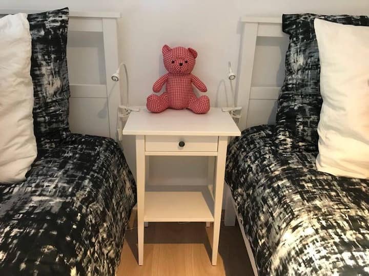 Ორადგილიანი ოთახი.
1 დიდი საწოლი 160-ში და 1 საწოლი 90-ში