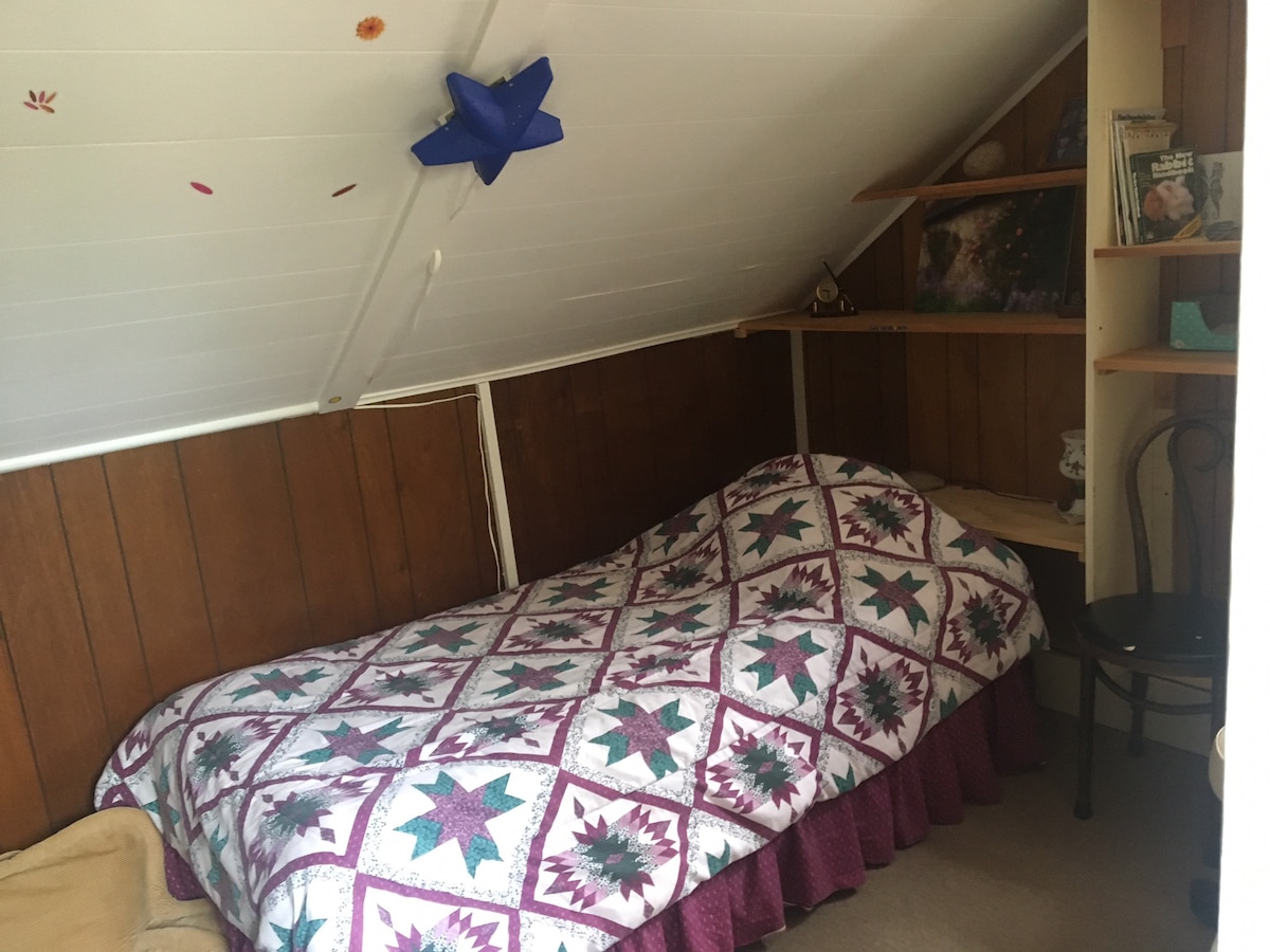 还有一张小桌子的儿童房。