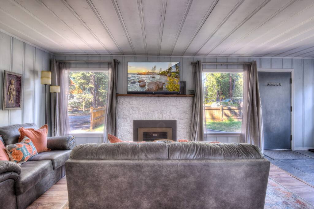 Spacious and bright living room with gas fireplace and flatscreen TV