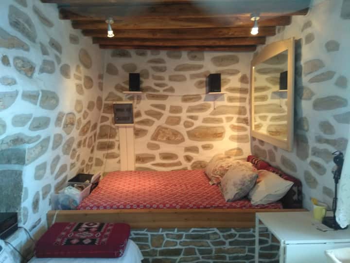 Დახვეწილი, ქვისგან დამზადებული, ორადგილიანი საწოლი 