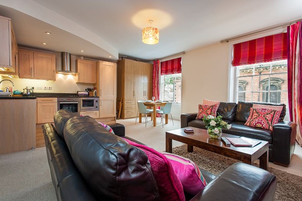 Lounge, dining area and kitchen