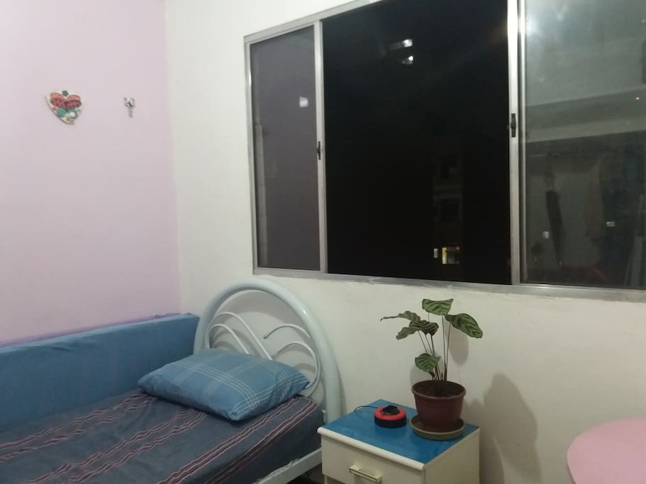 Quarto espaçoso e bem arejado.