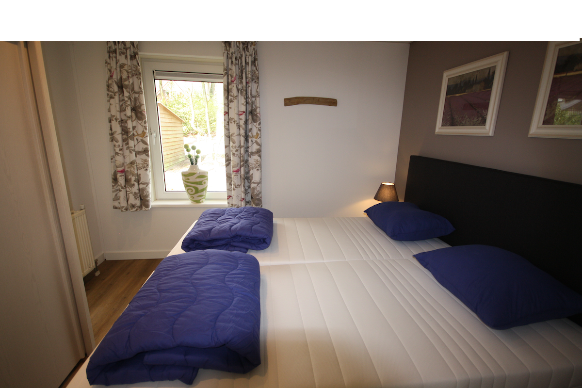 Slaapkamer 2, met twee nieuwe box spring bedden, en ruime kledingkast.