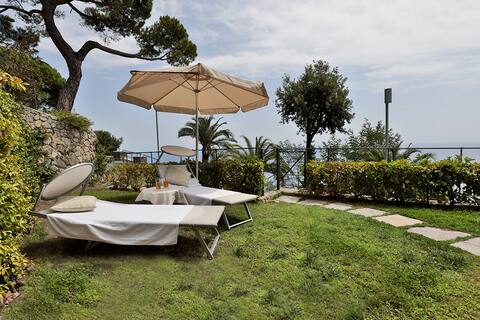 Apartment with a garden overlooking the sea