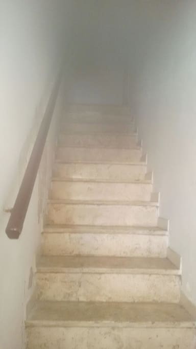 le scale che portano dal piano terra al primo piano ..dove si accede all'appartamento
