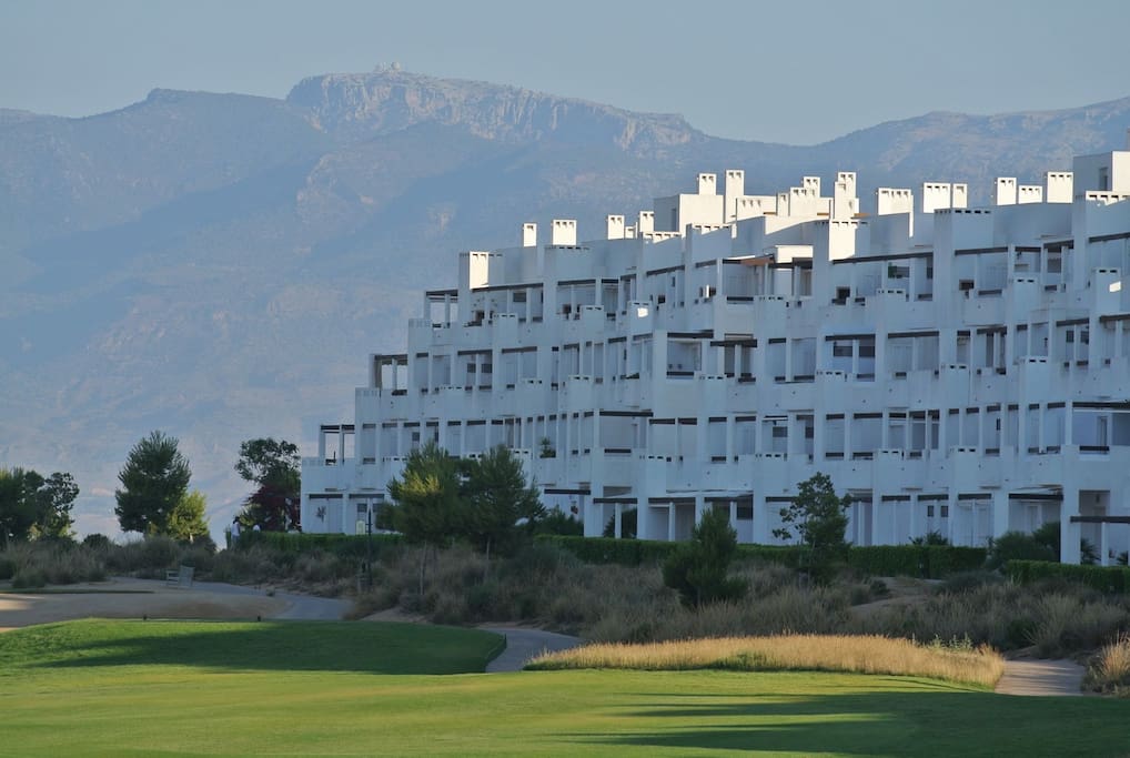 Penthouse Golfview ligt op de bovenste (3e verdieping) en is per lift bereikbaar.
