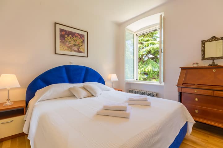 غرفة نوم بسرير مزدوج