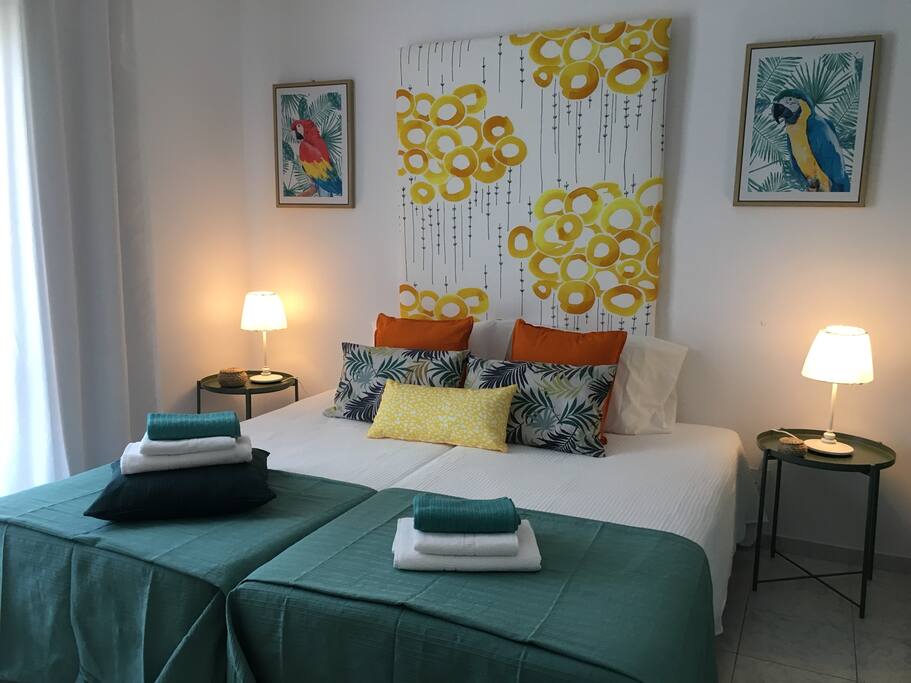 Quarto com roupeiro
Cabides
Cadeirão
Suporte para malas
Cômoda
Acesso á varanda
Ótimo para relaxar!
