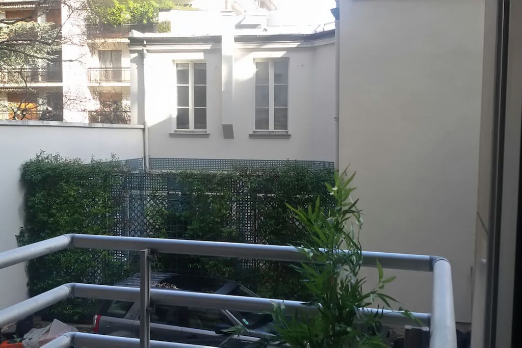 Vue sur une petite maison du balcon de la chambre
