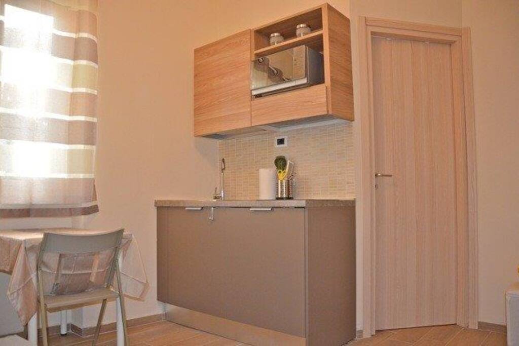 Angolo cucina e porta bagno