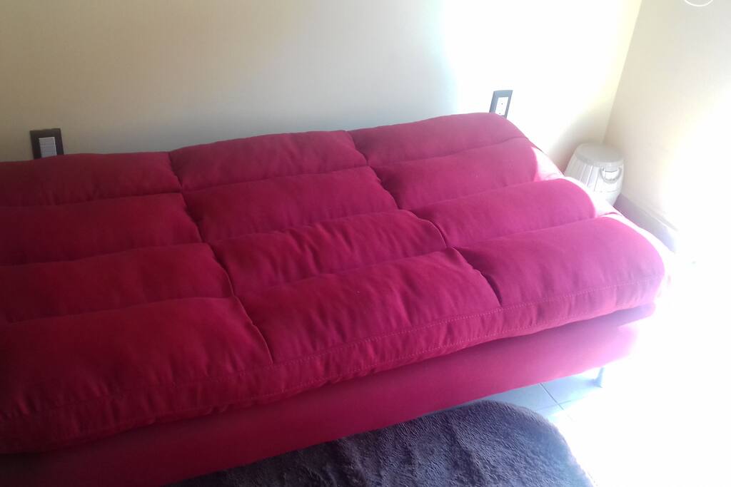 Sofá cama para una o dos personas.