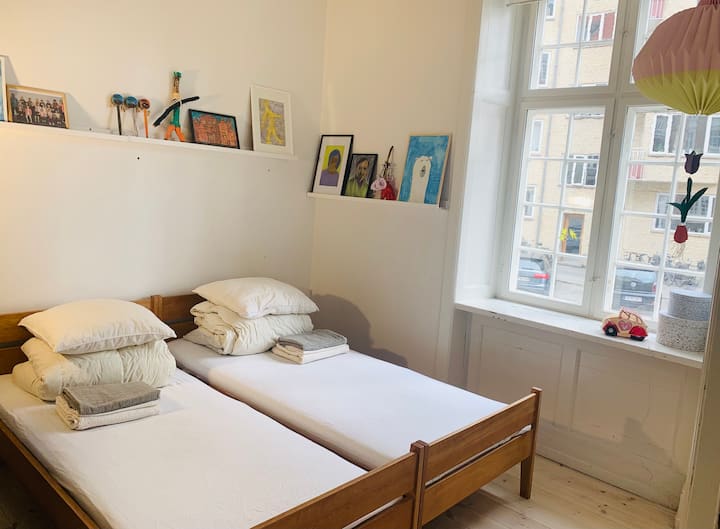 Ერთი საძინებელი დიდი ორადგილიანი საწოლით.