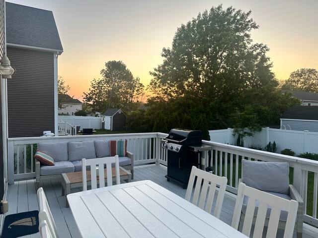 Modern Seaside Stay: Walk to Beach & Explore Newp gallery image 3