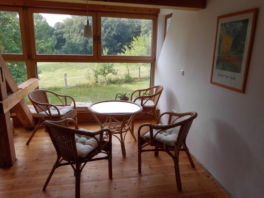 Sitzgruppe am Panoramafenster