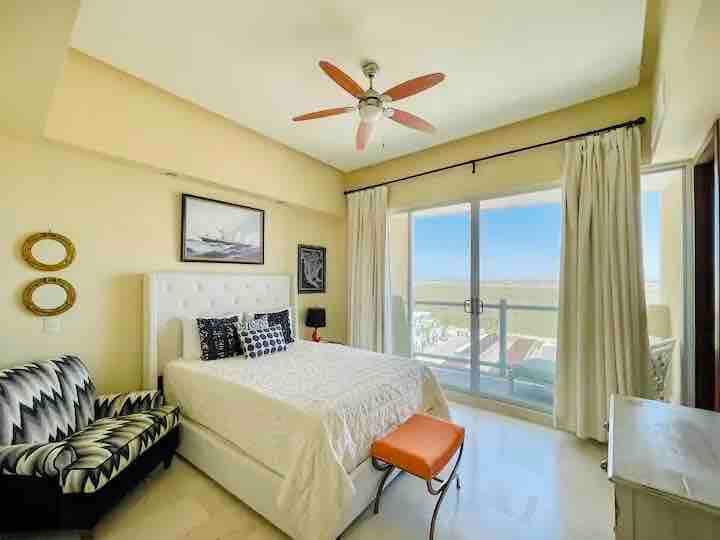 Druga spavaća soba sa spojenom kupaonicom i pogledom na ušće