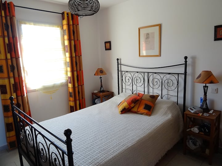 Kitanda/2/2M 
Godoro 100/100 latex, nene sana na ni starehe