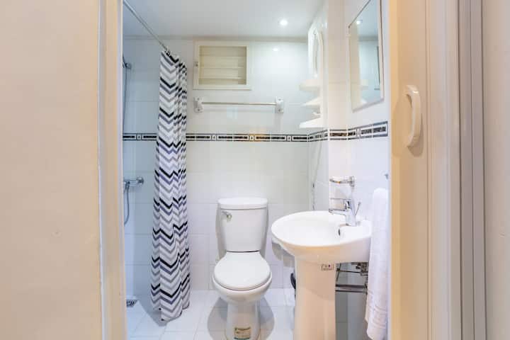 חדרי רחצה עם מים חמים וקרים כוללים  שירותים ומגבות לבנות.