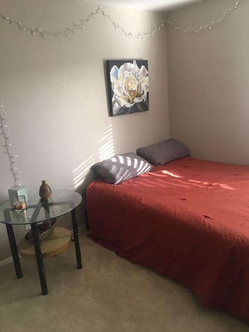 Cute little bedroom for 1 or 2 with tv access :)