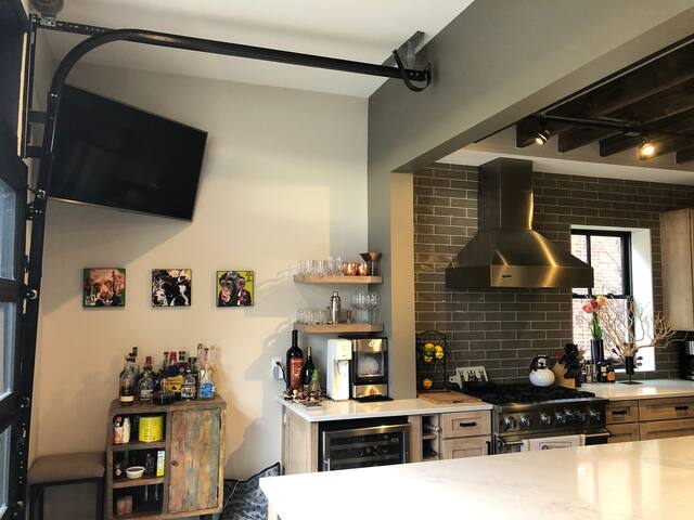 Large Home with Guesthouse in the Brewery District gallery image 3