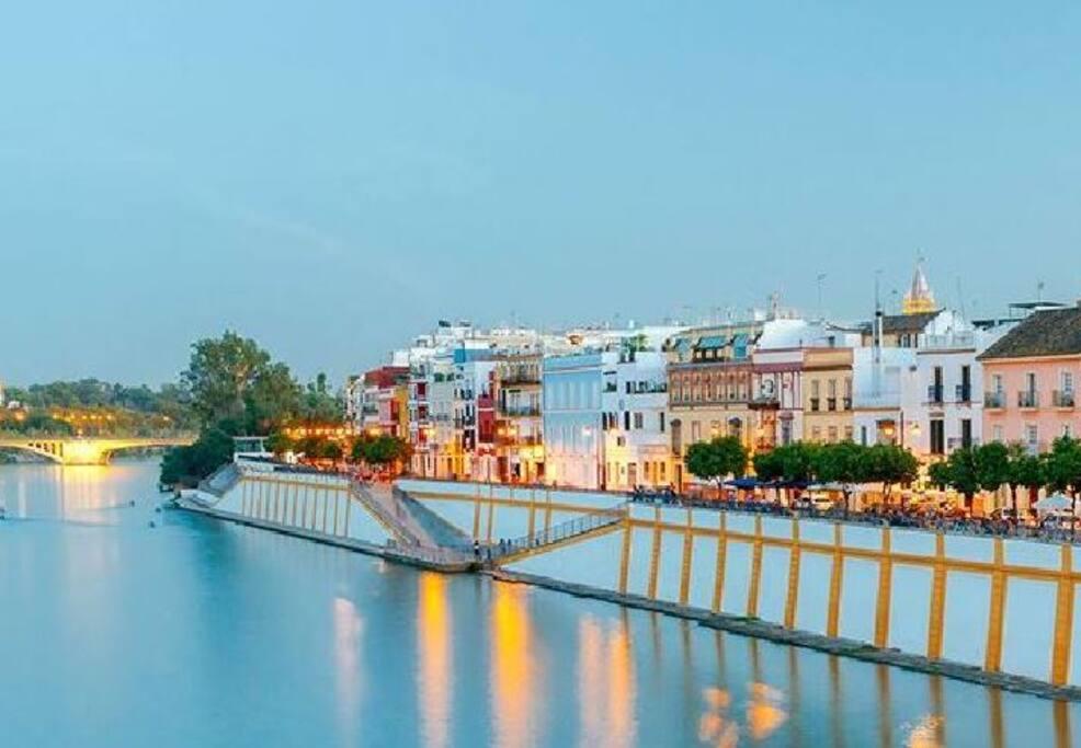 Junto a la calle Betis y el río Guadalquivir, en el corazón del casco antiguo de Triana.