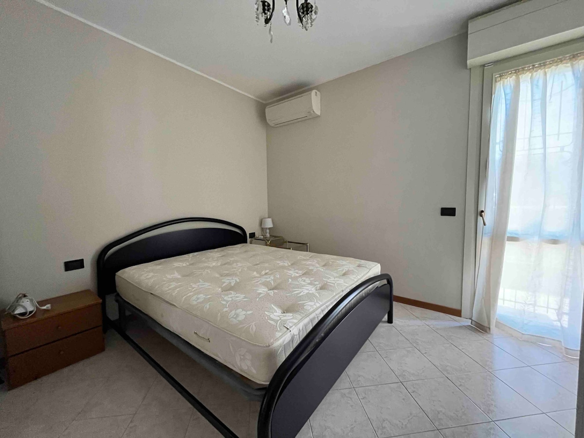 غرفة نوم مزدوجة 2، سرير بمقاس كينج ، باب نافذة على الحديقة بناموسية - مكيف هواء