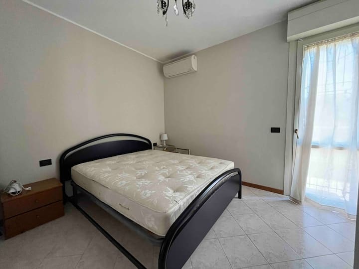 camera matrimoniale 2 , letto king size, portafinestra su giardino con zanzariera- aria condizionata