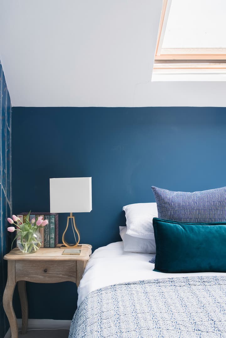 Აიღეთ ჯეინ ოსტინის რომანი და დაისვენეთ დამატებითი დიდი დიდი საწოლით.