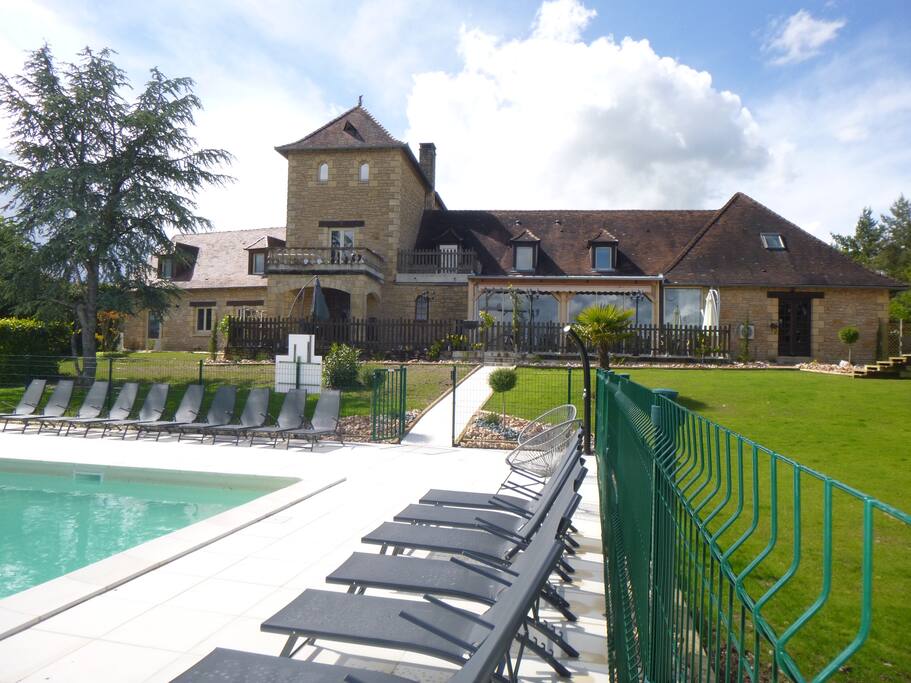 la piscine et la terrasse du restaurant
