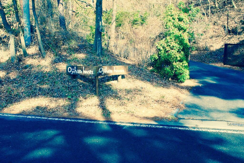 Entrance Sign on the lake surrounding road.