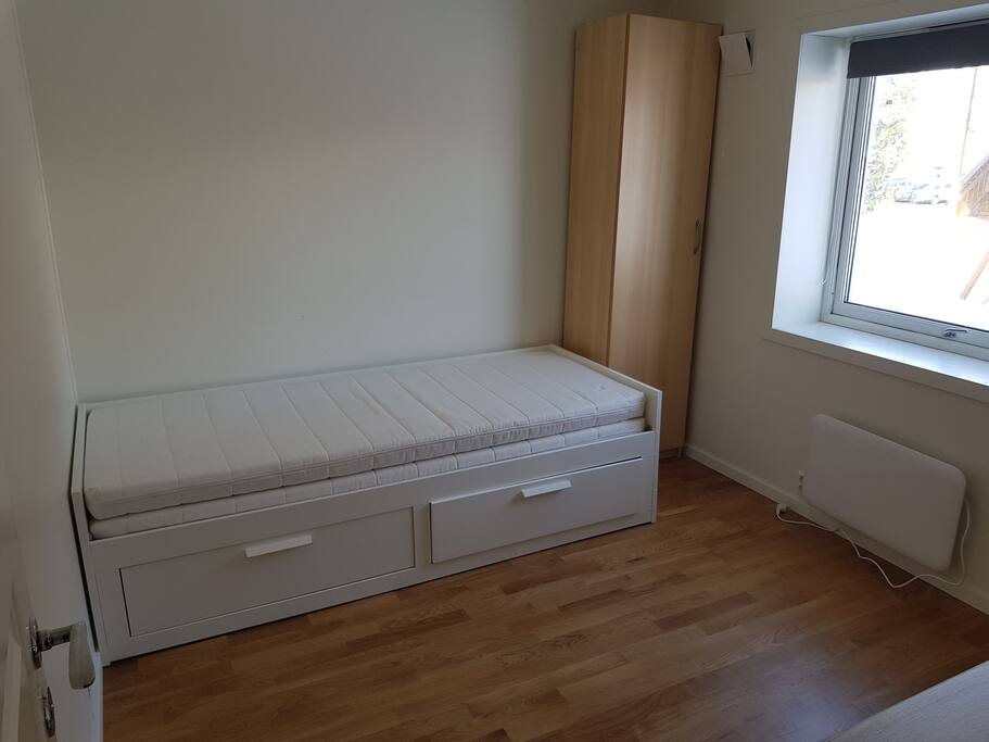 På soverom 1 kan senga trekkes ut og bli 160cm bred, kan også settes inn babyseng på dette rommet.