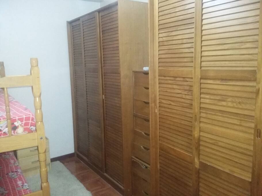 Amplo guardaroupa para uso dos hóspedes