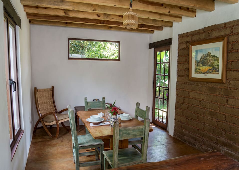 La sala comedor es un espacio amplio y con excelente iluminación natural.