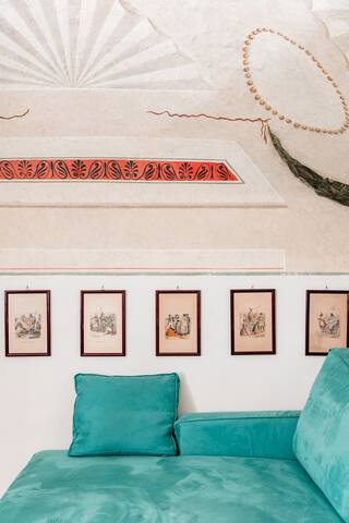 Intrigante appartamento ricco di storia di fronte a Piazza Maggiore gallery image 2