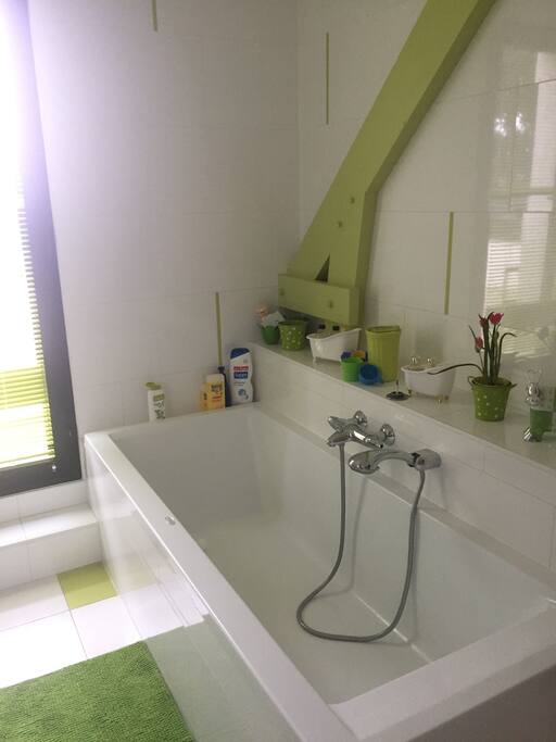 Salle de bain avec baignoire