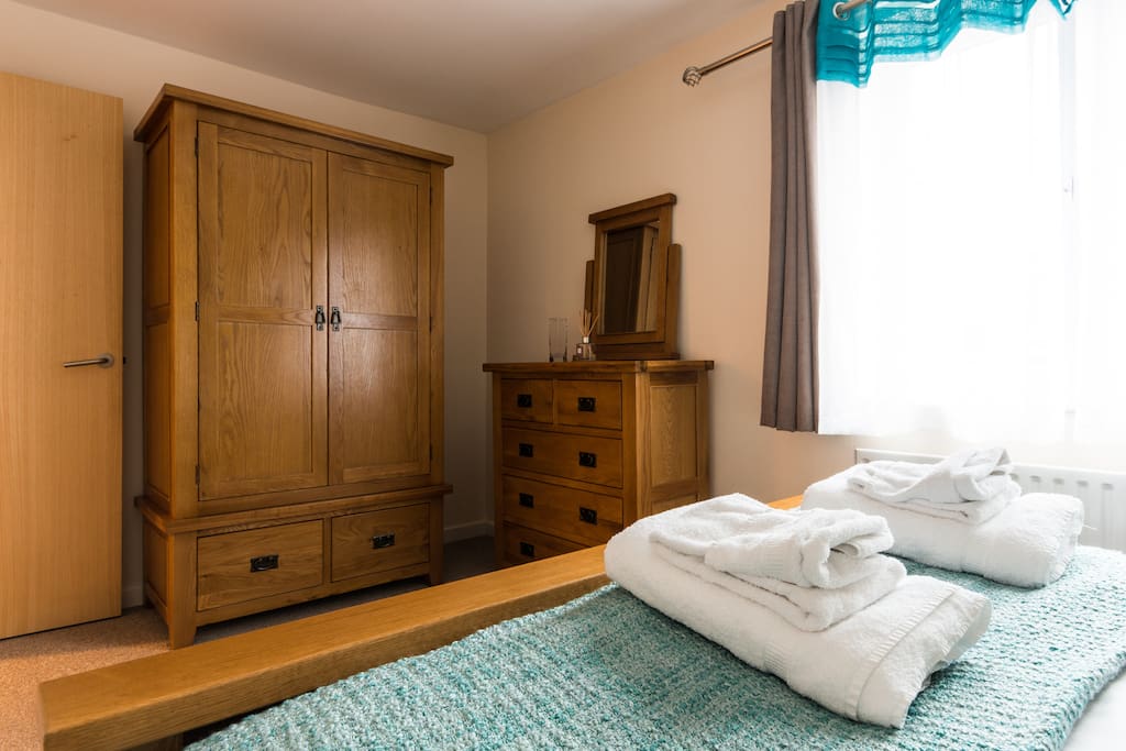 Fully furnished with Oak furnishings
Double wardrobe and chest of drawers