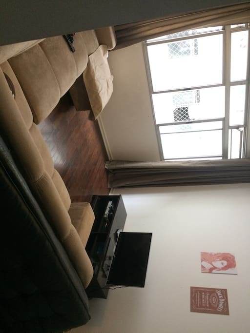 A outra parte da sala com a TV, PlayStation, sofá 6 lugares e outro sofá preto 4 lugares :) Wifi :)