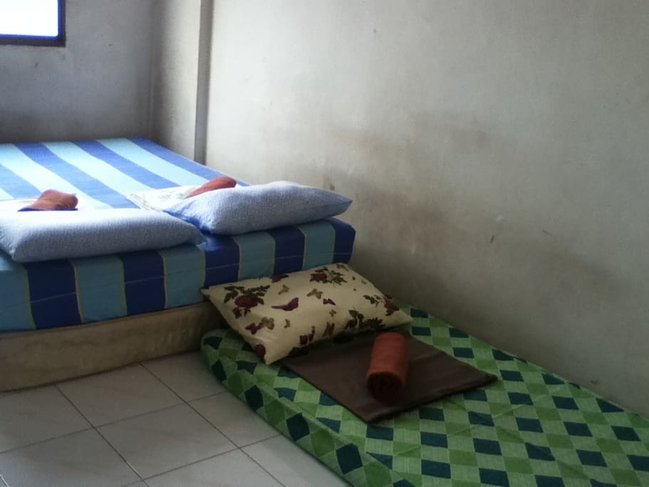 Medium rm ~ A queen bed and a single bed.
