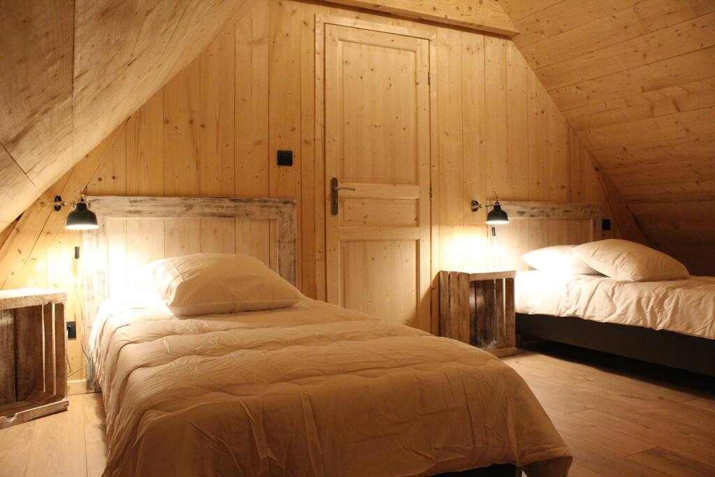 chambre N°2 à l'étage