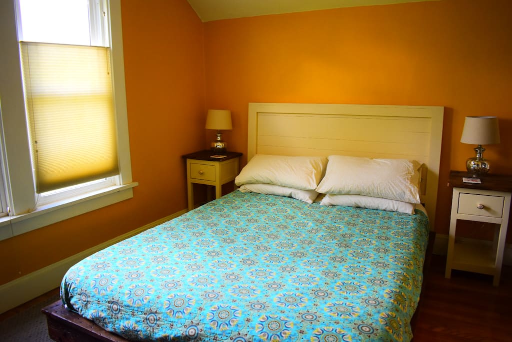 Bedroom 1- Queen