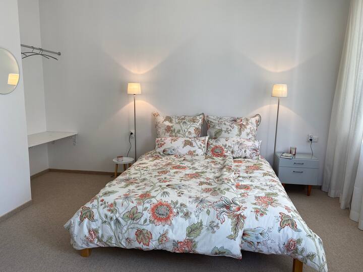 Kitanda cha ukubwa wa King na TV na mtazamo wa pande zote ndani ya bustani