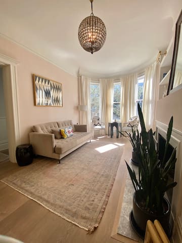 NEW! Stylish and Best Location In Pacific Heights gallery image 3