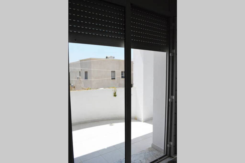 Le balcon en question, entièrement à l'ombre à partir de 14h, sur lequel vous pourrez prendre le thé ou le café de l'après-midi, dîner, passer une bonne soirée, se bronzer toute la matinée (vu que c'est par là que le soleil se lève !)