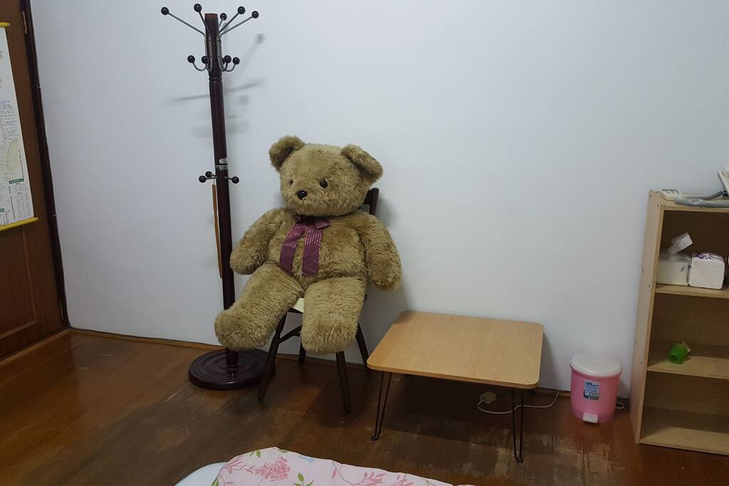 站立衣架,小和式桌,三層櫃
You got the hanger, table and shelf.