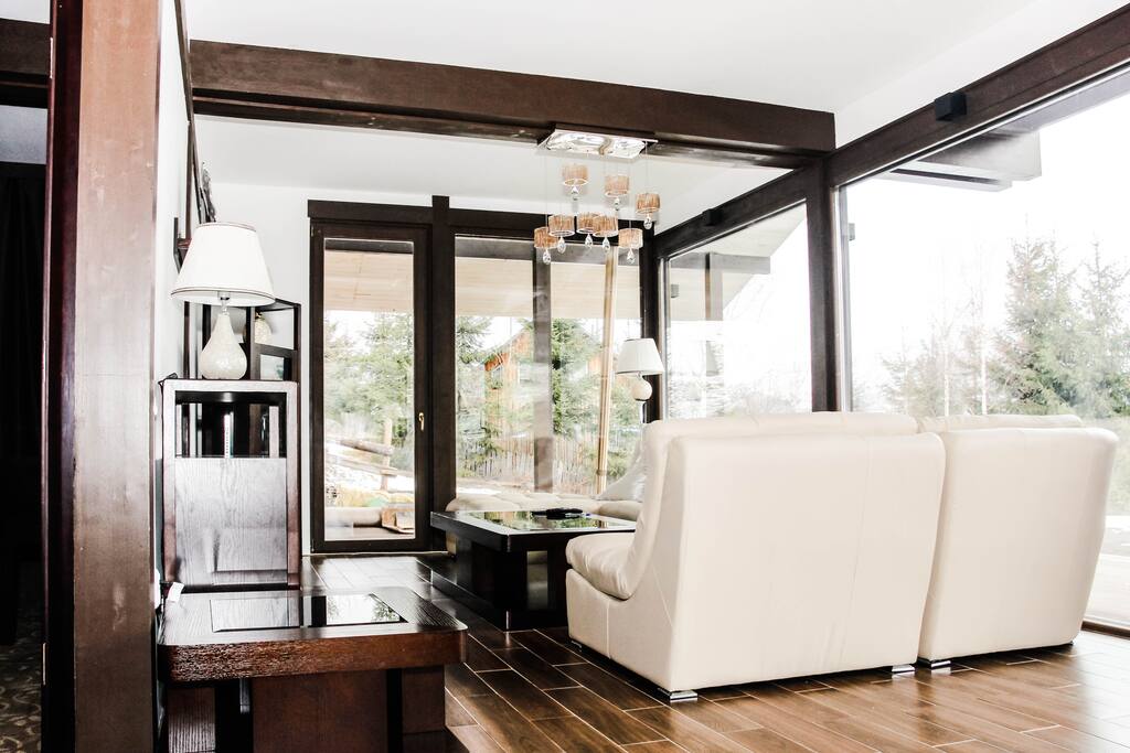 INTERIOR
LIVING