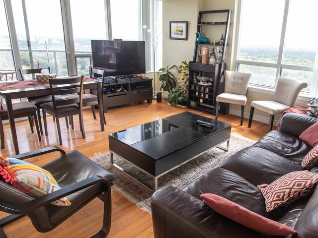 Stunning 2 Bedroom Condo near Shops and Subway