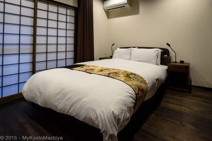 ห้องนอนสไตล์ตะวันตกพร้อมเตียงคู่