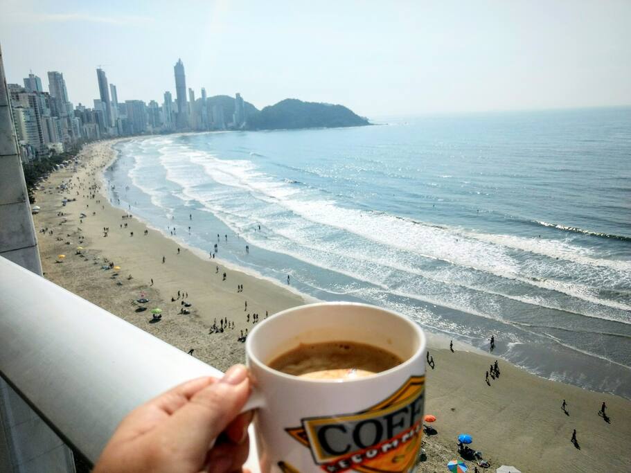 APARTAMENTO 3 SUÍTES FRETE MAR! VISTA PRIVILEGIADA - 센트로(Centro)의 아파트에서 살아보기, Santa Catarina, 브라질
