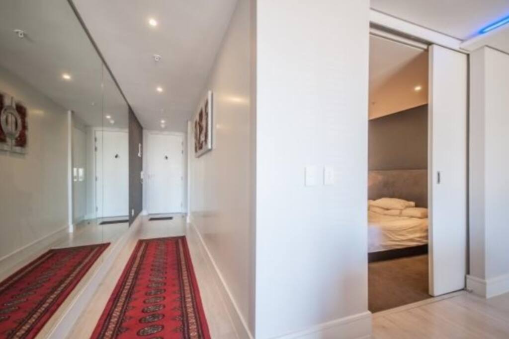 Entrance walkway. Integrated washer&dryer next to the door