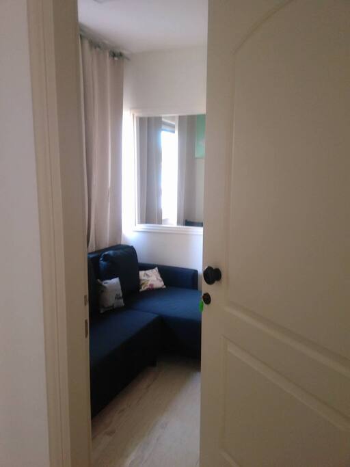 Είσοδος, καναπές-ημίδιπλο κρεβάτι / Entrance, semi-double sofa bed