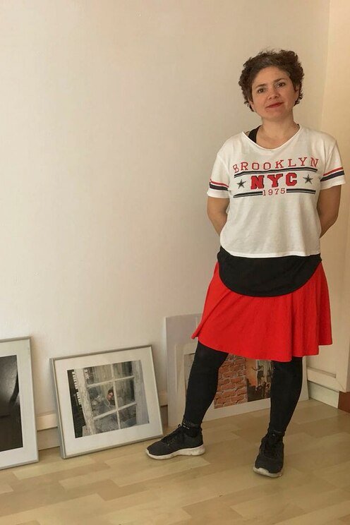 Show full-screen, host-provided image